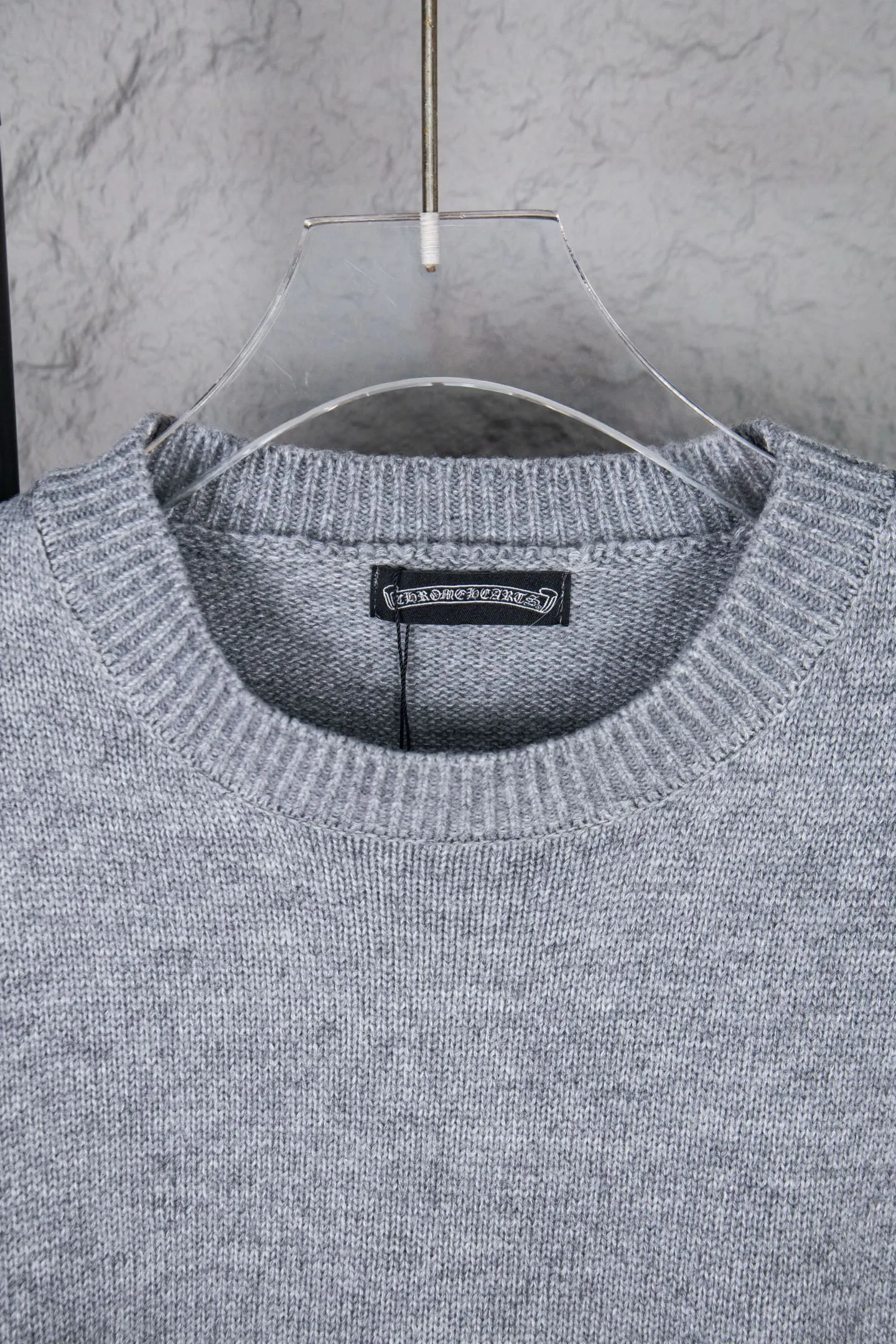 P250 Chrome Hearts CH Chrome Hearts Patch Cross Hole Knitted Sweater Pullover. The popular style is the same for men and women. It is matched with black and white. It looks good in real life. It looks good on the upper body. It looks good in daily wear. It is even more photogenic. It’s hard not to buy it. Buy it for me!!! Believe me, no one can refuse such a machine-length Chrome Hearts jacket. It has expanded the version based on the old version. The upper body is loose and stylish. The casual design of the hem is expanded to make fat people slim down to the extreme. Slim people are limited to high-end and high-end. 10,000 yuan ZP printing. 1:1 perfect restoration. Looks good when worn alone. Both men and women can control it easily. If you care more about quality, you must also respect the price. It is completely different from the thin see-through bottoms that pill when worn. If the style makes you shine at a glance, then quality is what you should pay more attention to. Compared with price, what we focus on is quality. Customers who have received my products know all about it. ️️️ Sweaters on the market are generally made of bract yarn. We use modal. Compared with core-spun yarn, the advantages are very intuitive: high cost, high price, high density, relatively expensive for developers, allowing us to make a lot less money. In addition, the upper body is delicate, anti-pilling, and high-end. We are conscientious sellers. Quality determines the upper body effect. No matter how bad the quality, the best style is still the temperament of the urban-rural fringe. We only do long-term business. Quality determines character. Take it back and wear it with confidence and wash it. The quality of the pattern will definitely make your eyes shine. We only make the right version of high quality. We make high-end hard goods. Reject junk goods and reject fast food. Conscientious quality and conscientious price. You deserve it!  Color: Black White Gray Red Size: S M L